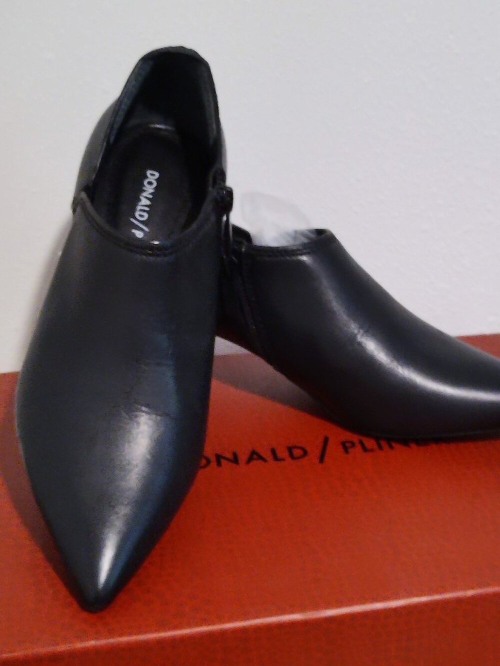 NIB DonaldJ. Pliner size 6 ladies' black Boloa kitten heel shoes